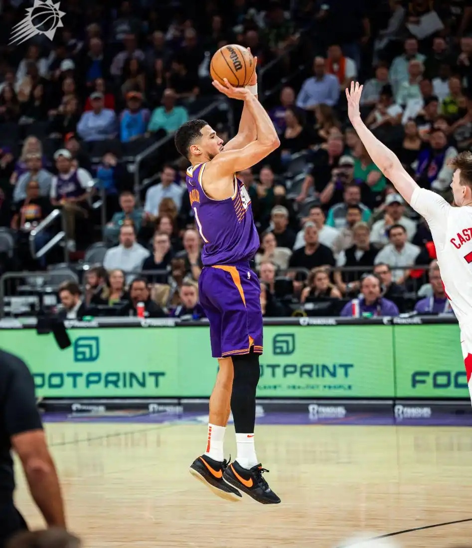 雄鹿绝杀马刺，布克统治全场