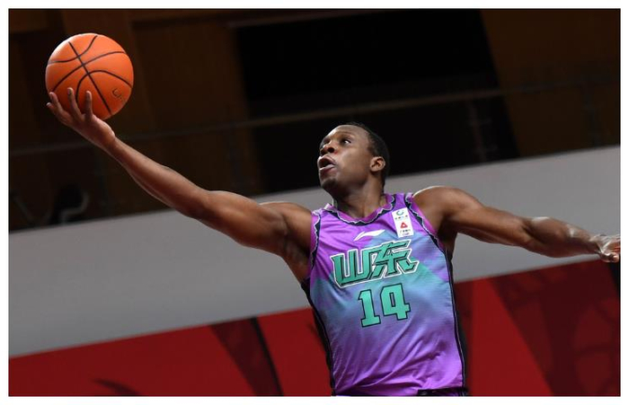 青岛队逆转快船，易建联刷新纪录