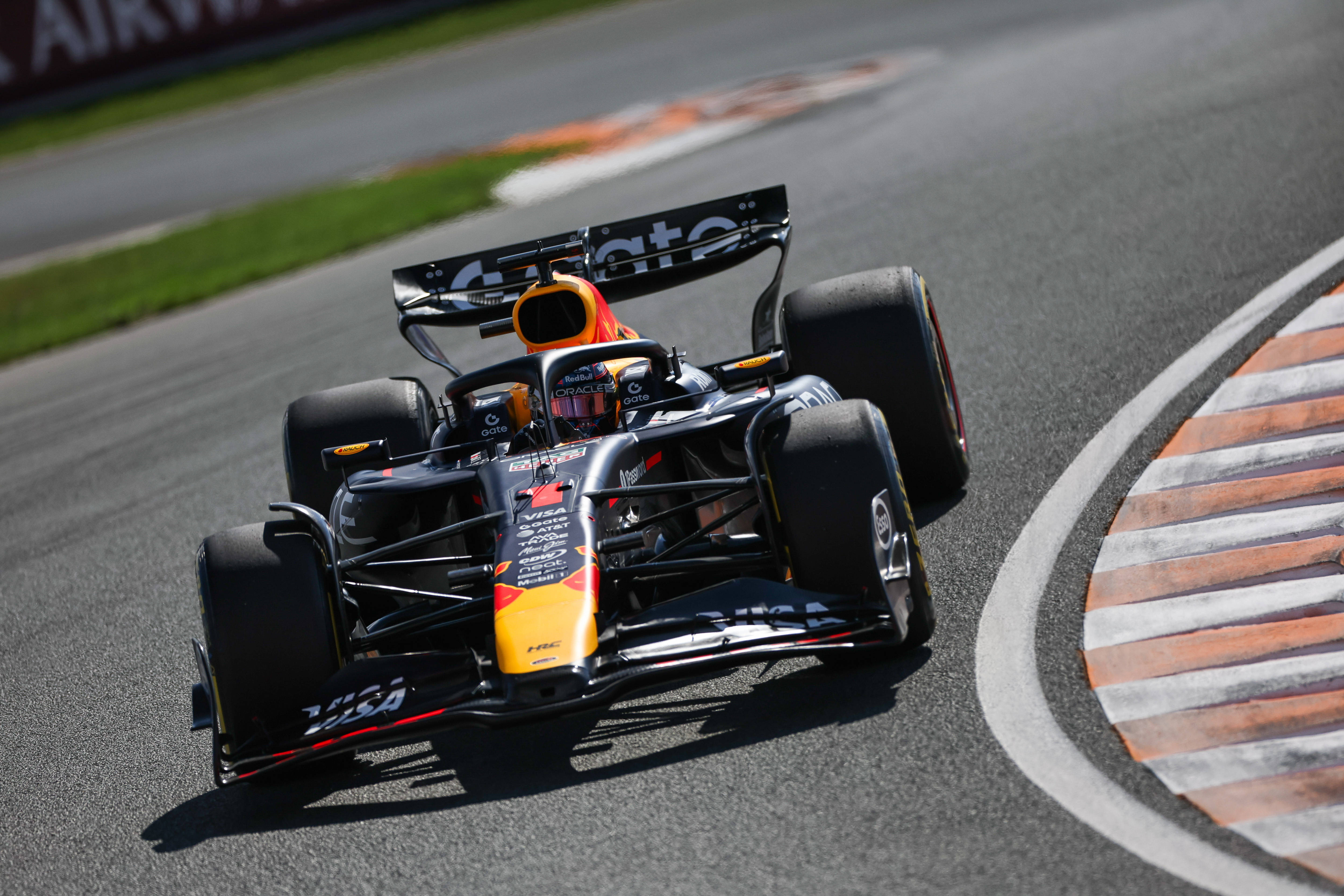 迈凯伦碾压阿斯顿马丁,皮亚斯特里统治全场 迈凯伦碾压阿斯顿马丁,皮亚斯特里统治全场