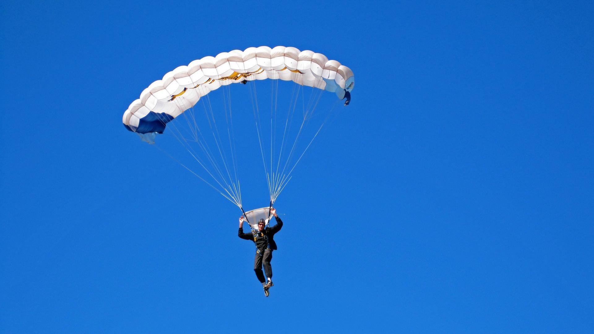 范弗利特爆发引燃赛场，广厦队团队力量正面击溃火箭挑战